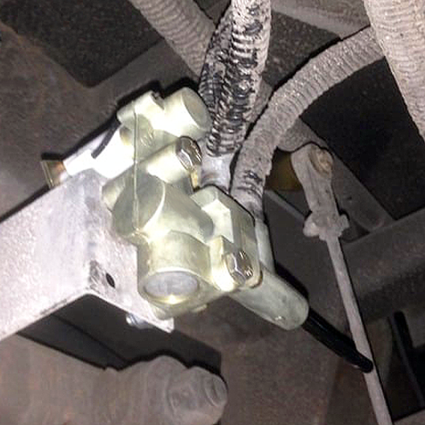 450 Series Universal Leveling Valve installed on chassis